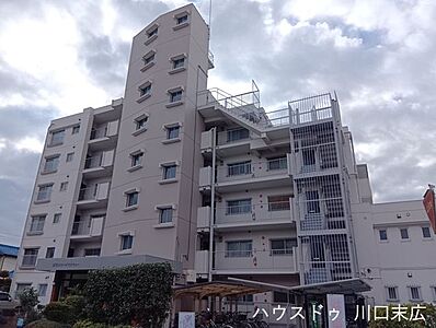外観：青空に映える端正なフォルムが印象的な外観。堅牢な構造を感じさせる佇まいは、住まう人に安心感を与えます。周囲の環境と調和しながらも確かな存在感を放つ、洗練されたマンションデザインです。