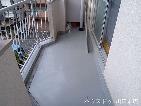 外部への出入りが可能なバルコニー。気分転換に外の空気に触れたり、洗濯物を干すスペースとして活用できます。