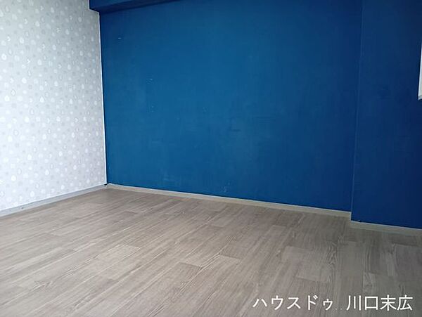 遊び心のあるパターンクロスを採用。書斎や趣味の部屋としても活用できる、デザイン性の高い一室です。
