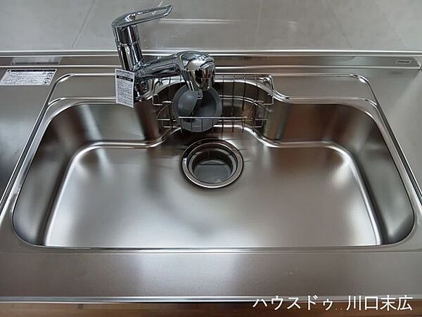 使い勝手の良いシンクを備えたキッチン。毎日の調理や後片付けをサポートする機能的な設計です。