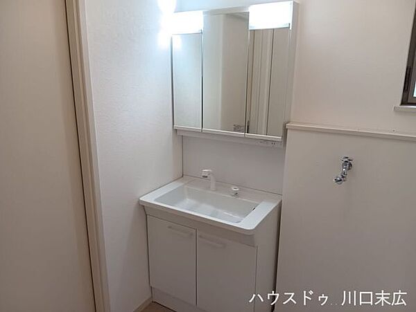 三面鏡を備えた洗面化粧台。鏡裏や足元に収納スペースを確保し、洗面用品を整理して保管できます。