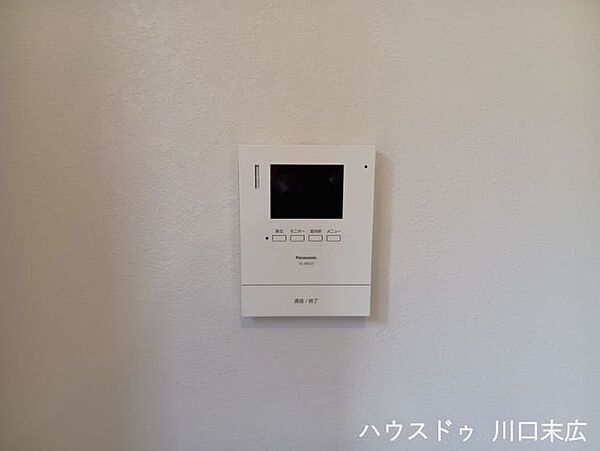 モニター付きインターホンを備えています。来客者の顔を室内から確認でき、毎日の暮らしの安心をサポートします。