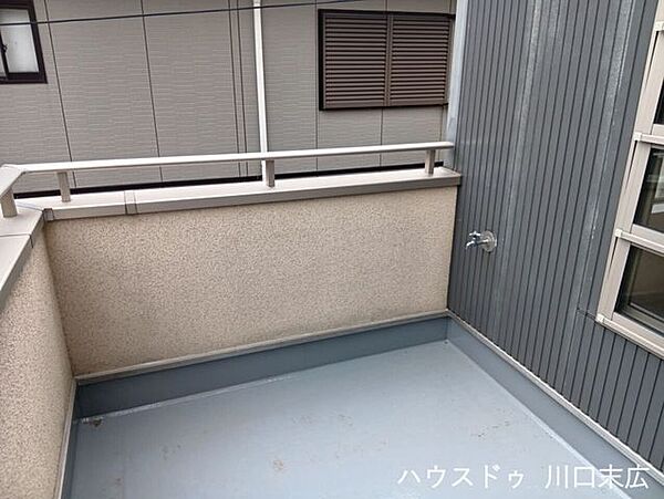 スロップシンク用途で使える水栓を備えたバルコニー。植物の水やりやちょっとした洗い物にも便利な設計です。