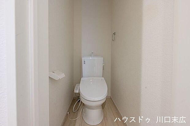 清潔感あふれるホワイトで統一されたレストルーム。温水洗浄便座を備え、毎日快適に使用できる癒やしのプライベート空間です。