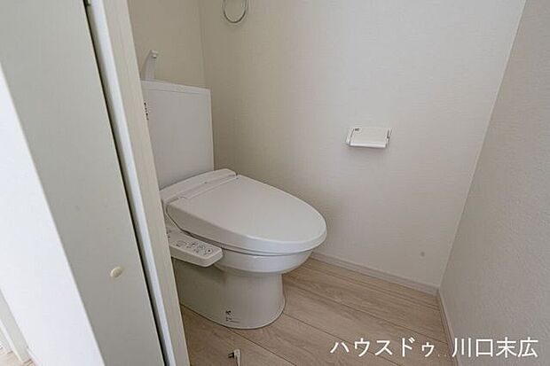 2階にもトイレを完備。忙しい朝の混雑を緩和し、夜間も階下へ移動せず利用できるため、家族全員が快適に過ごせます。