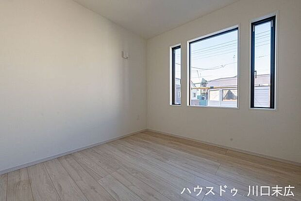 複数の窓から自然光を取り込む明るい居室。風通しが良く、子供部屋や主寝室として健やかな毎日を過ごせる空間です。