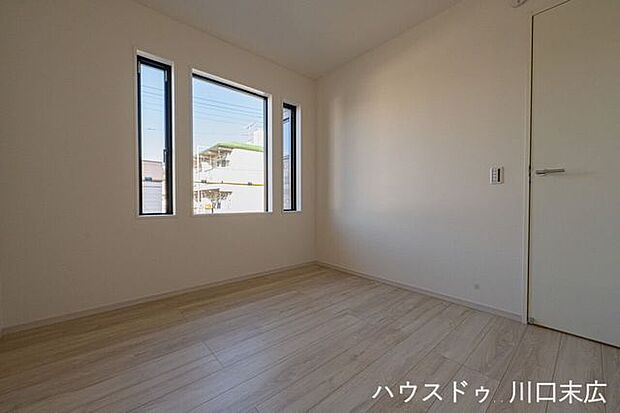 縦長の窓がスタイリッシュな印象を与える洋室。家具の配置がしやすいすっきりとした形状で、書斎や趣味部屋にも適しています。