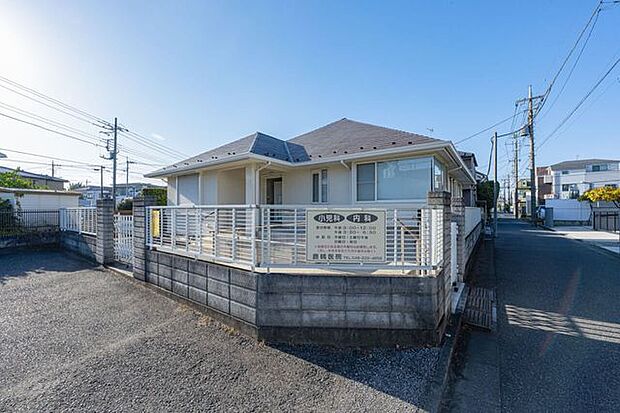 鹿嶋医院診療9:00-12:00、15:30-18:30。内科・小児科を標榜。地域密着の医療が魅力。身近に病院がある安心感は大きく、家族の健康を守る心強いかかりつけ医です。 270m