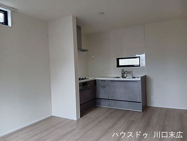 家族の会話が弾む、見通しの良い対面式キッチンを備えたリビング。お料理をしながらでもリビングの様子を見守れる、温かな団らんの空間です。