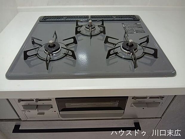 複数のお料理を同時に進行できる3口ガスコンロ。グリル機能も備えており、日々の献立のレパートリーがさらに広がります。