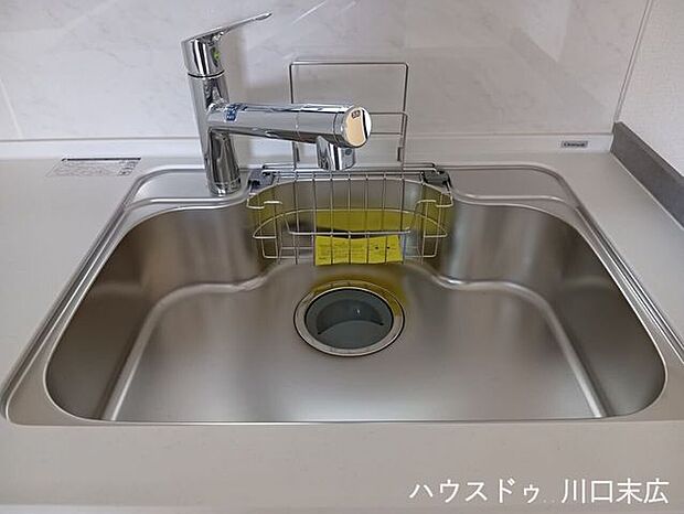 大きな鍋やフライパンも洗いやすい、ゆとりあるサイズのシンク。使い勝手の良い水栓を備え、毎日の調理や洗い物で重宝します。