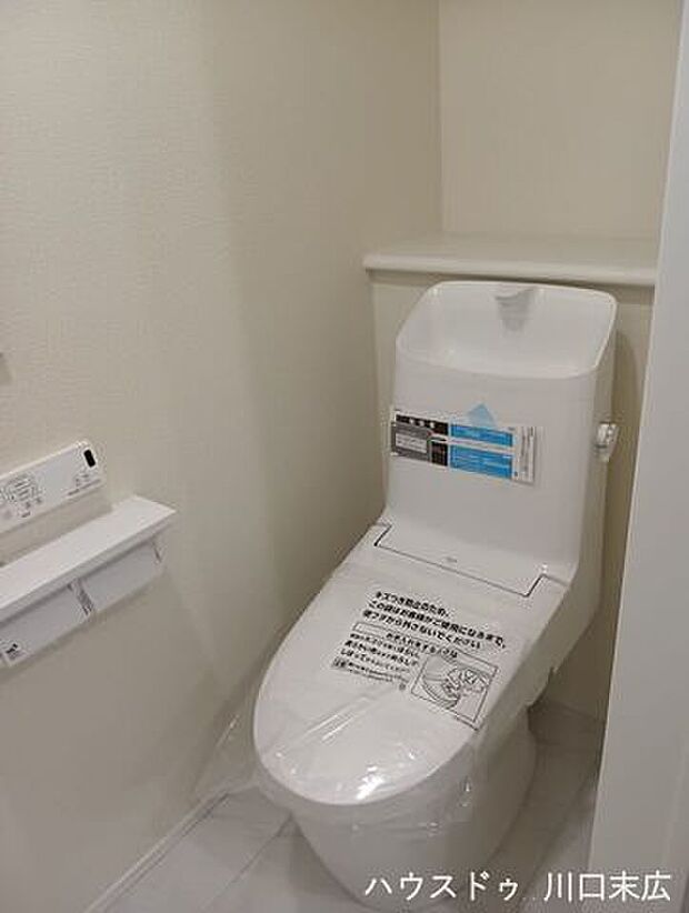 清潔感を保ちやすい手洗い一体型のシャワートイレを採用。操作しやすい壁付けリモコンを備え、快適なサニタリー空間を実現します。