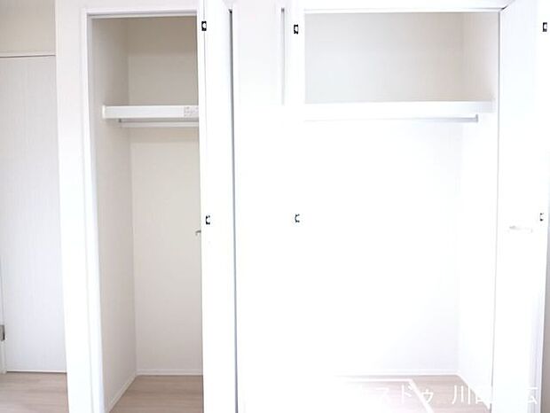 衣類を掛けて収納できるハンガーパイプと上部枕棚を備えたクローゼット。大切な衣類や小物を機能的に整理・保管できます。