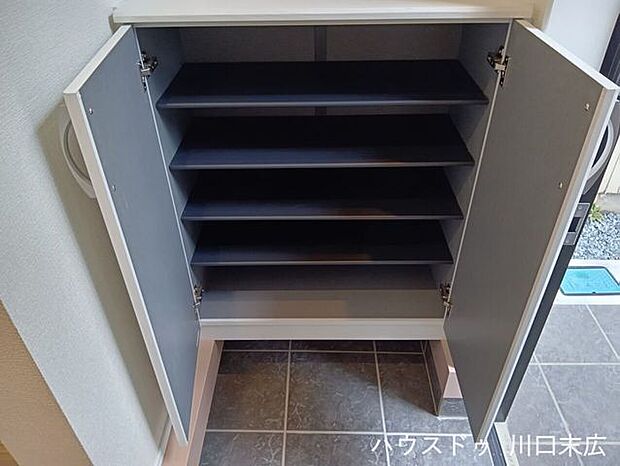 可動式の棚板を備えたシューズボックス。家族全員の靴を整理整頓でき、いつでもすっきりとした玄関周りを維持できます。
