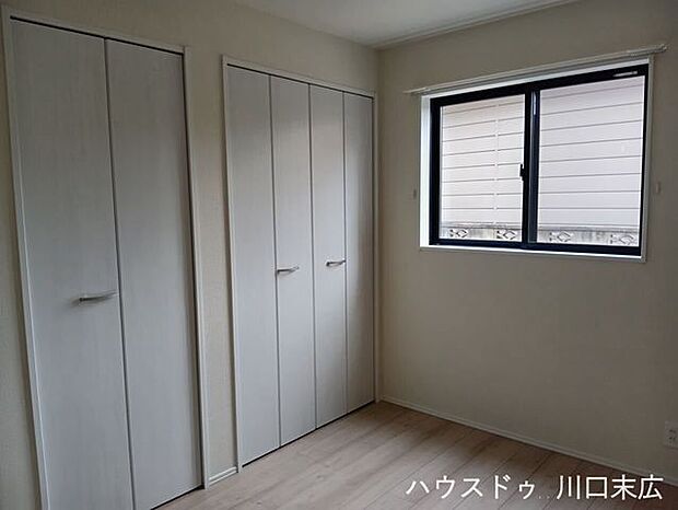 木目調のフローリングが温かみを感じさせるプライベート空間。建具の色調も統一され、お好みのインテリアが美しく映えます。