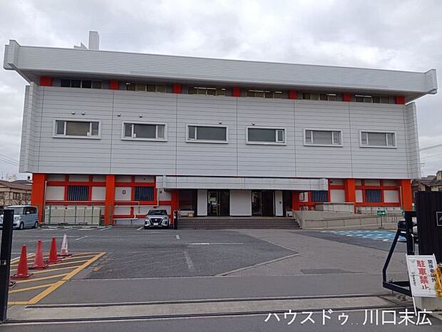 川口市体育武道センター(9:00~21:00)武道やスポーツを通じて心身のリフレッシュができる公共施設です。地域のイベントや教室も開催され、多世代が健康的に交流できる暮らしに嬉しい環境です。 400m