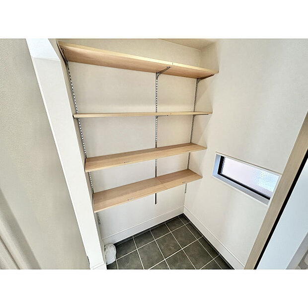 玄関横にSIC付き、雨具や三輪車を置いても余裕の広さ