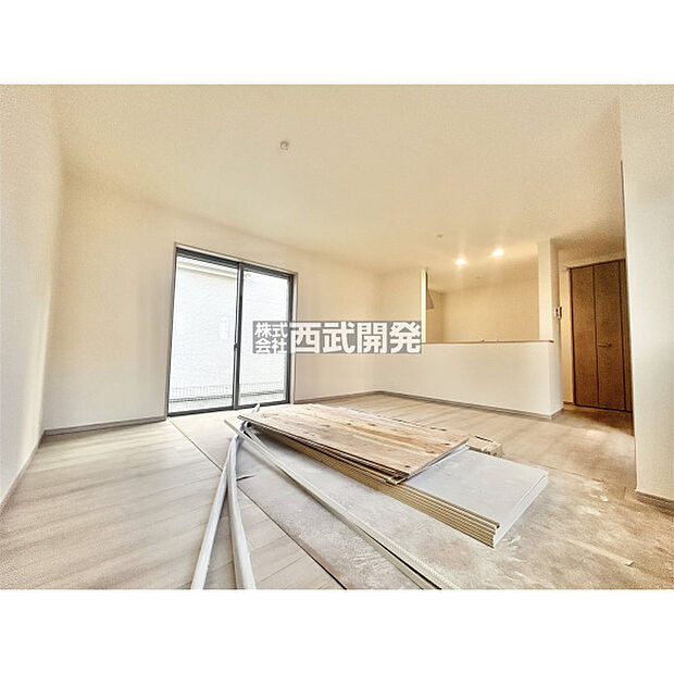 自然とご家族が集まる明るい陽だまり空間