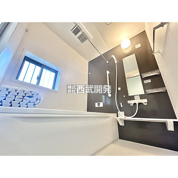 ゆったりと入れる一坪タイプの浴室は浴室乾燥機付