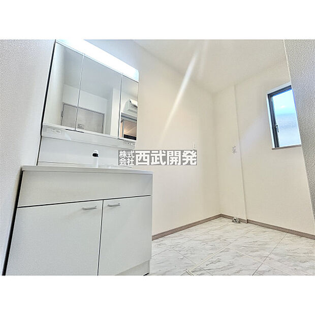 収納力と機能性に優れた三面鏡洗面化粧台です。