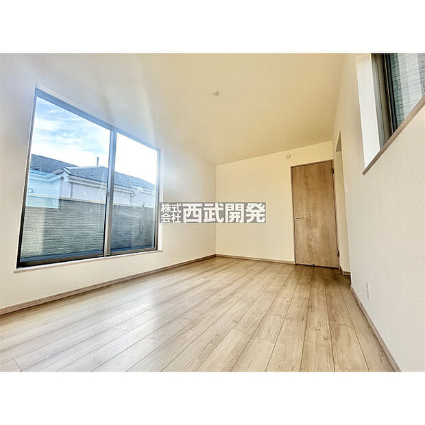 南側の居室で日当たり良好。