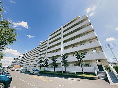 外観:敷地内駐車場有り敷地内は植栽豊かで心が安らぎますよ。春には桜がきれいに咲き、見ていると気分も上がりますね。周辺にはお買い物施設も充実しており生活しやすい立地。小学校も徒歩10分圏内で通学もラクラク♪ 外観:敷地内駐車場有り敷地内は植栽豊かで心が安らぎますよ。春には桜がきれいに咲き、見ていると気分も上がりますね。周辺にはお買い物施設も充実しており生活しやすい立地。小学校も徒歩10分圏内で通学もラクラク♪