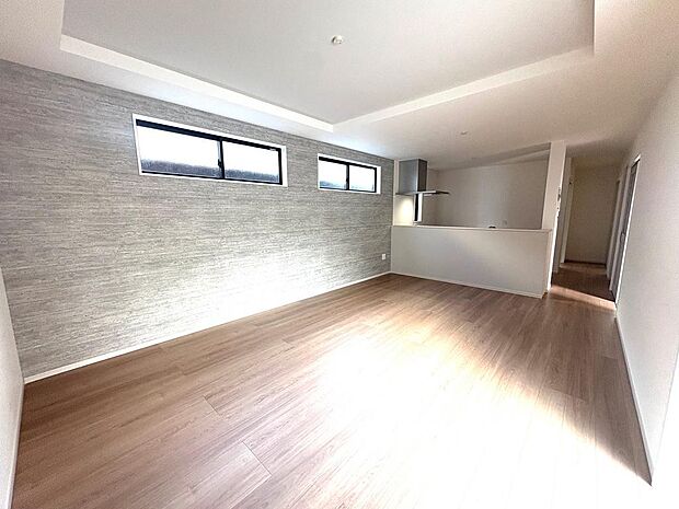 折り上げ天井が空間に奥行きをあたえるリビング。