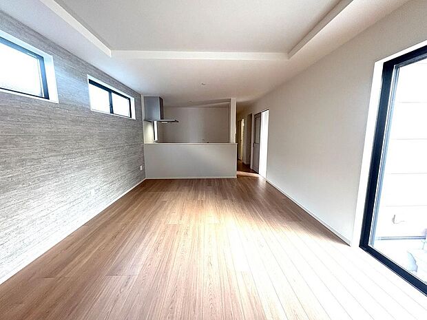 19帖の広々としたリビング。自然光が心地よくさしこみ、家族や友人とゆったり過ごせる理想のリビング空間です。