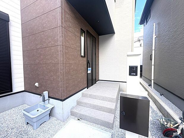 玄関スペースは屋根があるので雨の日も安心