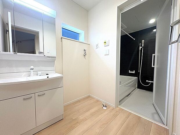 洗面ボールが広く使い勝手のよい洗面室です。