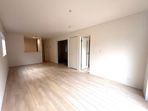 17帖超の広々リビング。お子様の学習スペースをつくるのもいいですね。