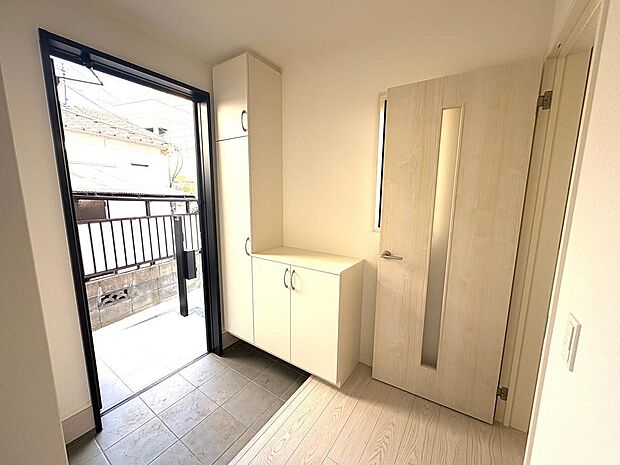 ご家族分の靴もすっきり収まる玄関収納