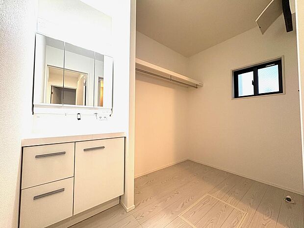 洗面室はとても広く、洗濯も楽になりそうです。