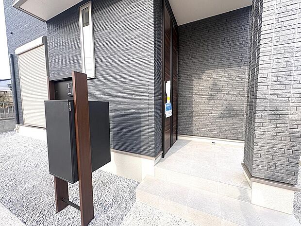 不在時に便利な宅配ボックス完備。