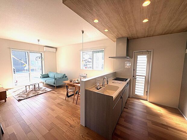 対面キッチンで家族の様子に目配りしながら炊事ができます