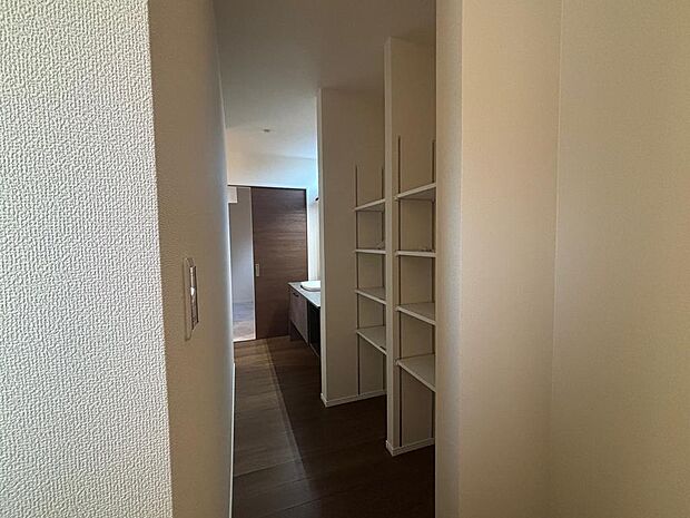 キッチン裏には通り抜けできるパントリーが。洗面台へと続きます。