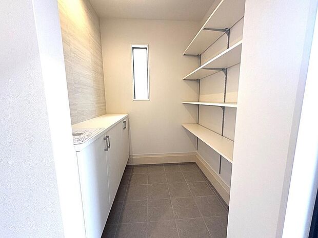 玄関には稼働棚つきの土間収納があり、ご家族の靴やスポーツ用品、ベビーカーなども収まります。