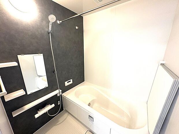 浴室乾燥機がついているので、洗濯物を干せます。