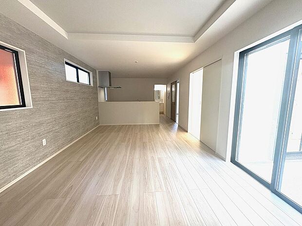 18帖の広々としたリビング。自然光が心地よくさしこみ、家族や友人とゆったり過ごせる理想のリビング空間です。