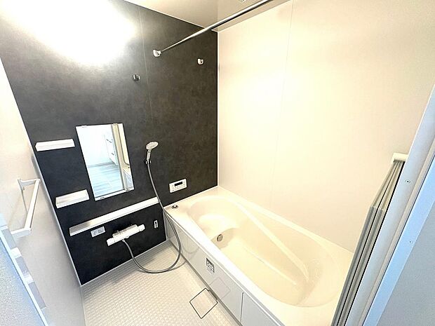 浴室乾燥機がついているので、洗濯物を干せます。