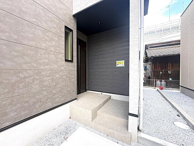 玄関スペースは屋根があるので雨の日も安心