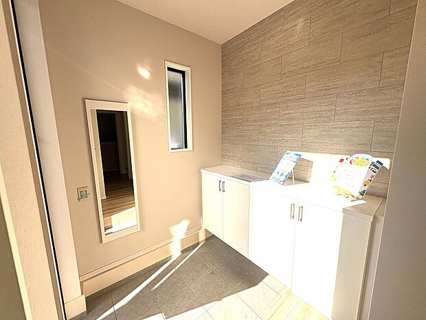 シューズクローク。アクセントクロスがおしゃれな印象です。