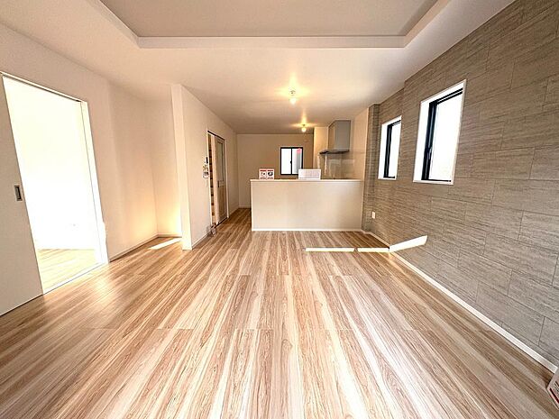 17帖の広々としたリビング。自然光が心地よくさしこみ、家族や友人とゆったり過ごせる理想のリビング空間です。