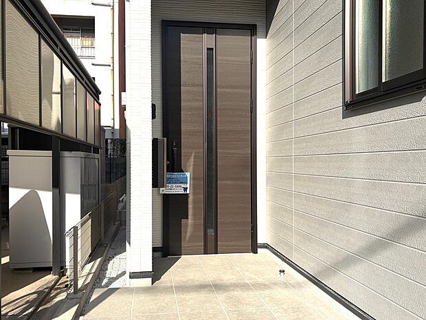 玄関スペースは屋根があるので雨の日も安心