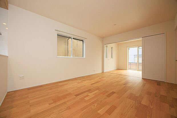 １６帖の広々リビング。くつろぎと団らんの空間が広がります。