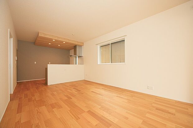 キッチンの後ろはアクセントクロスでおしゃれな印象。