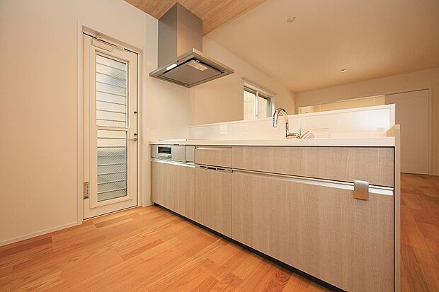 家族と会話が弾む対面キッチン。火を使わないIHクッキングヒーターでお子様と一緒にお料理するのも楽しみです。