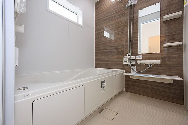 浴室乾燥機付きの広々浴室。一日の疲れをとるゆったりサイズの浴室♪