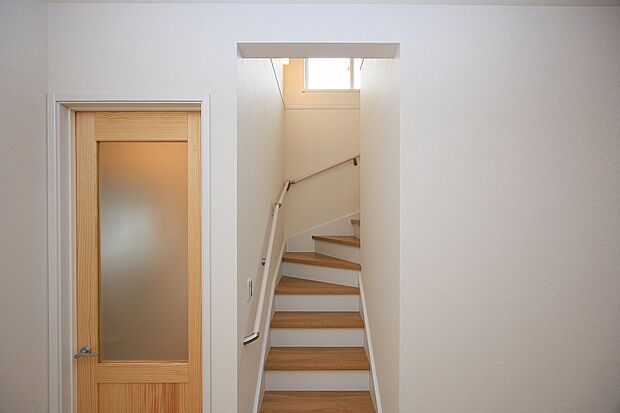 階段には安心の手すり付き。