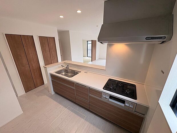 お料理しながらリビングに目が届くので、小さなお子様がいても安心です。